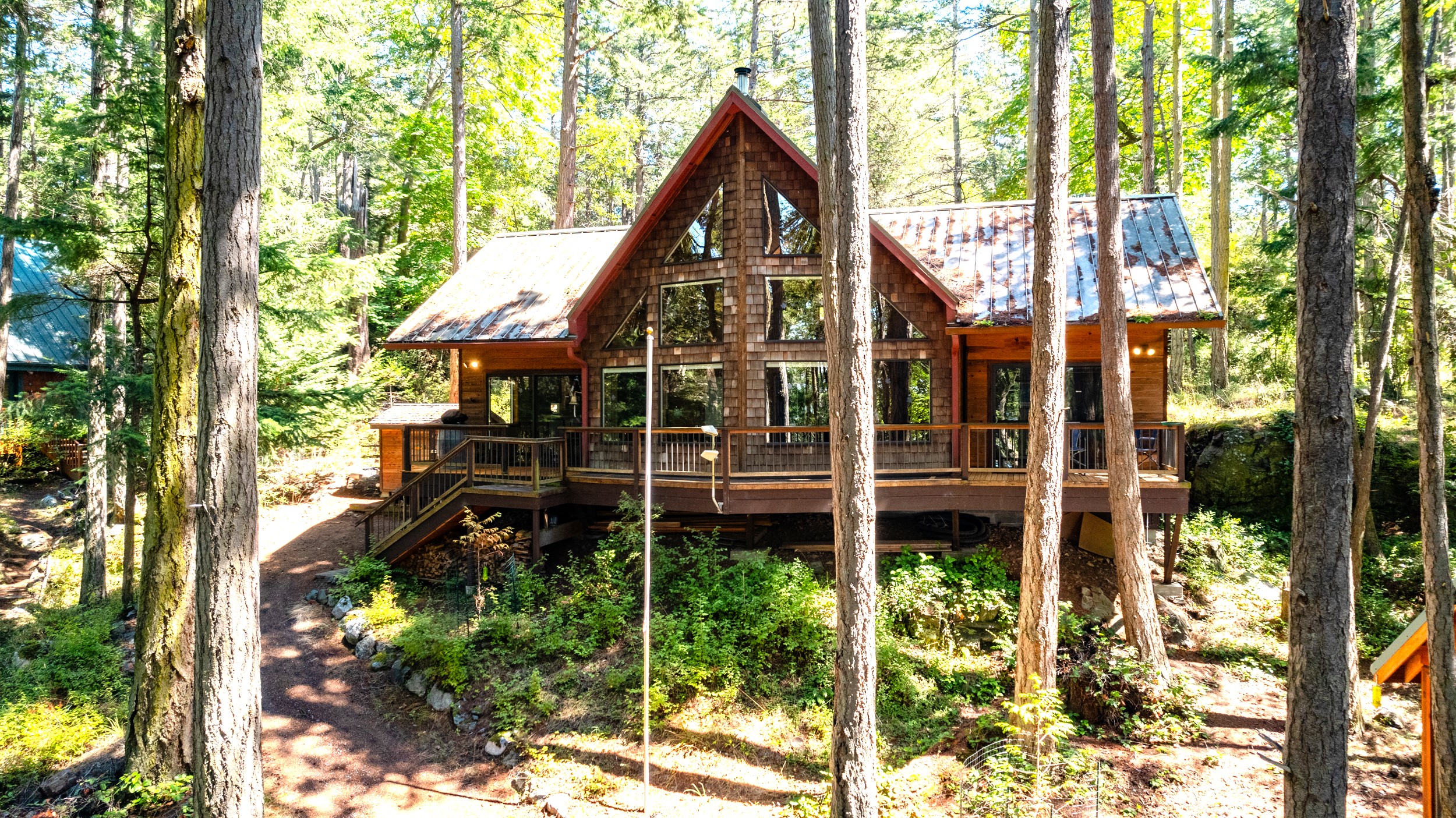 Lovely wood cabin in the trees